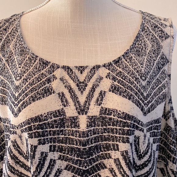 Dalia women’s plus geometrical design sleeveless top soft lightweight size 2X - Picture 3 of 11